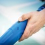 Detailaufnahme: Hand bedient blauen LUX Trockenbauschleifer TBS-710.
