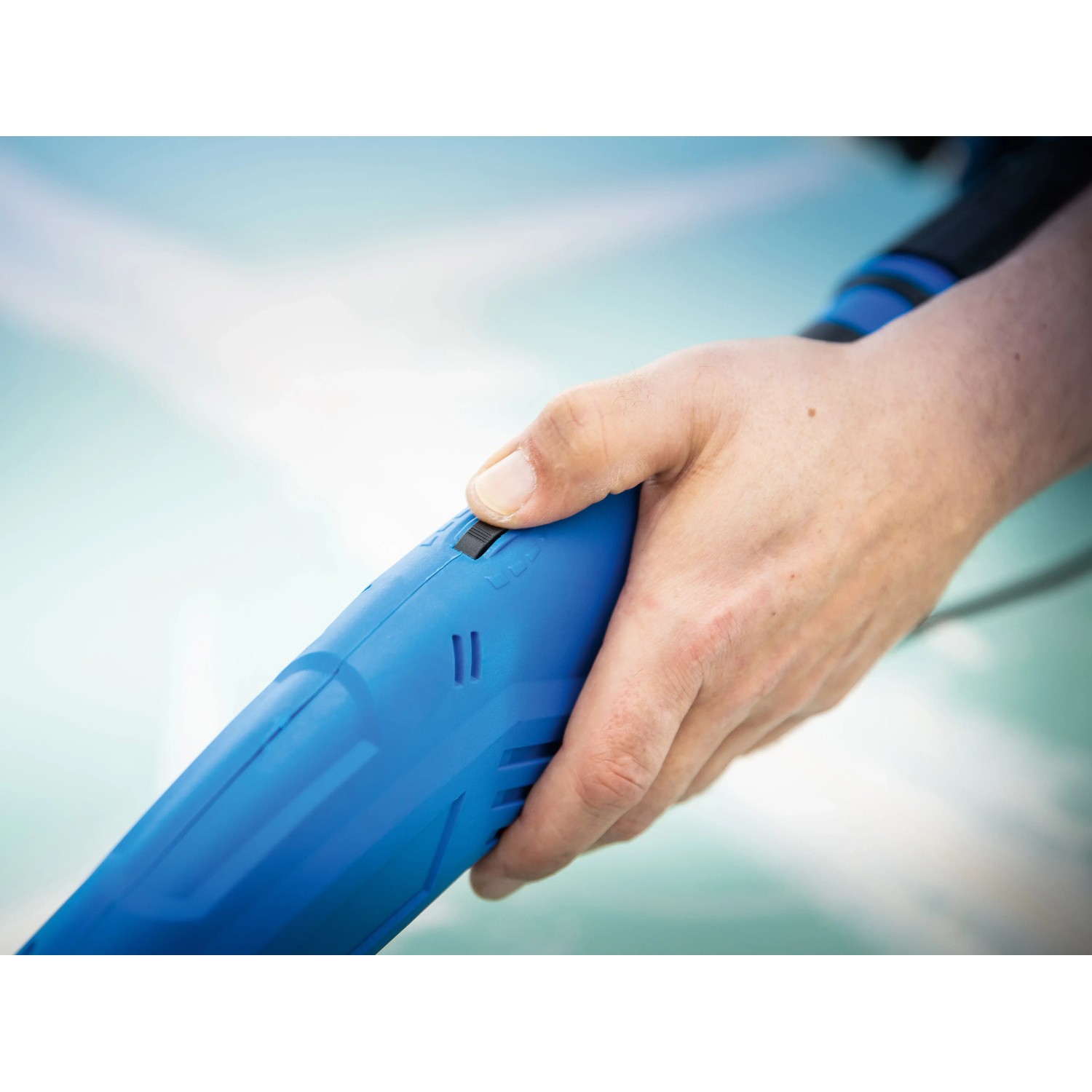 Detailaufnahme: Hand bedient blauen LUX Trockenbauschleifer TBS-710.