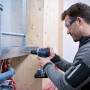 Bosch Professional Akku-Bohrschrauber GSR 18V-90 C in Nutzung beim Bohren.