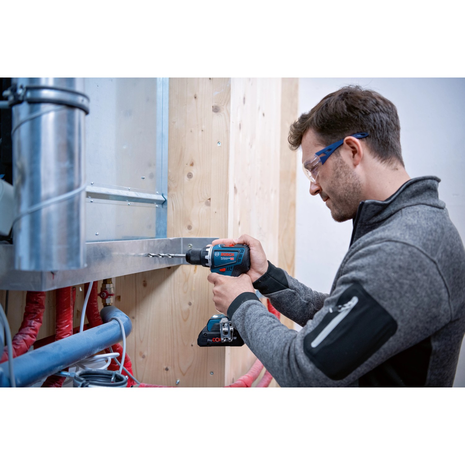 Bosch Professional Akku-Bohrschrauber GSR 18V-90 C in Nutzung beim Bohren.
