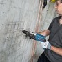 Bosch Professional GBH 2-28 F Bohrhammer beim Bohren in Betonwand.