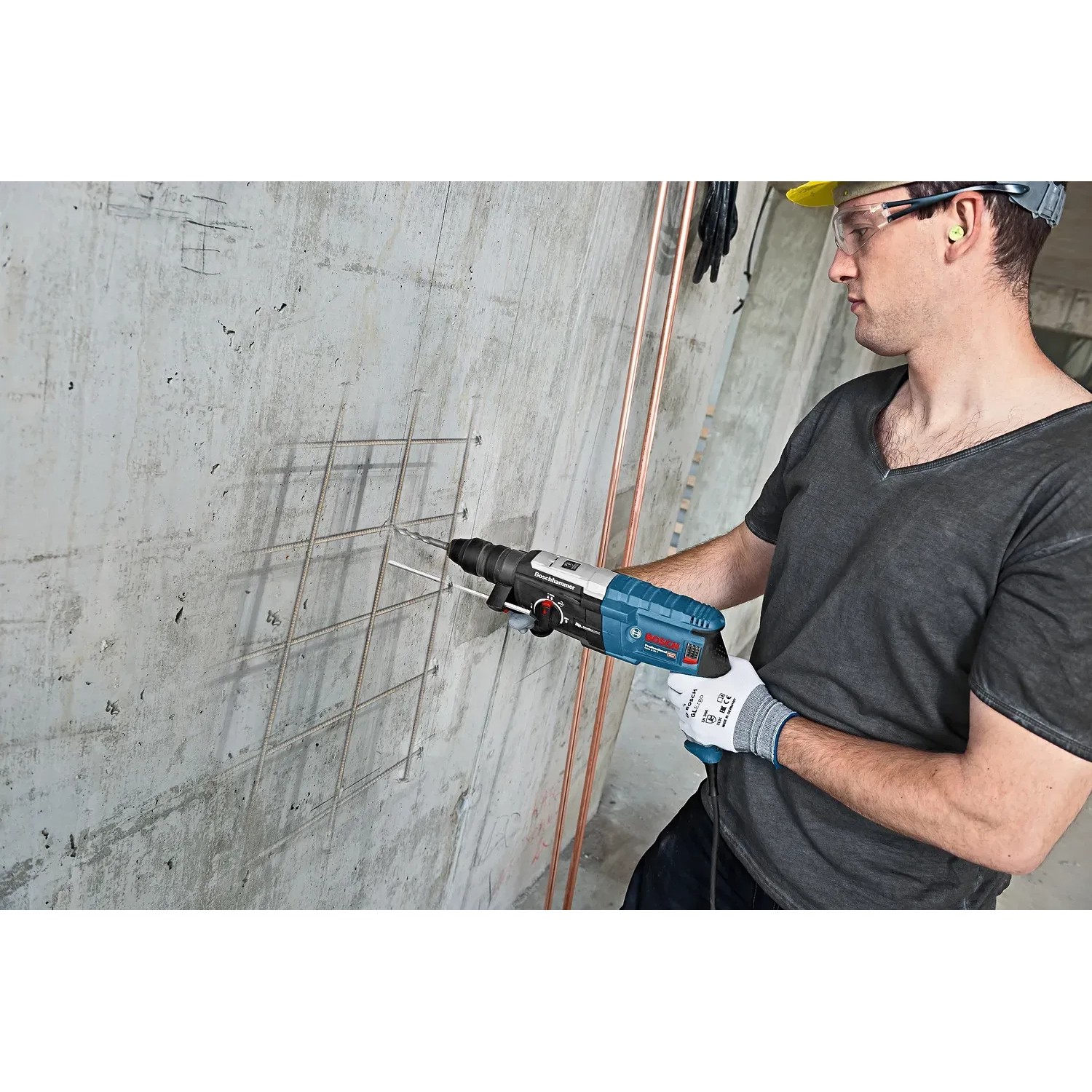 Bosch Professional GBH 2-28 F Bohrhammer beim Bohren in Betonwand.