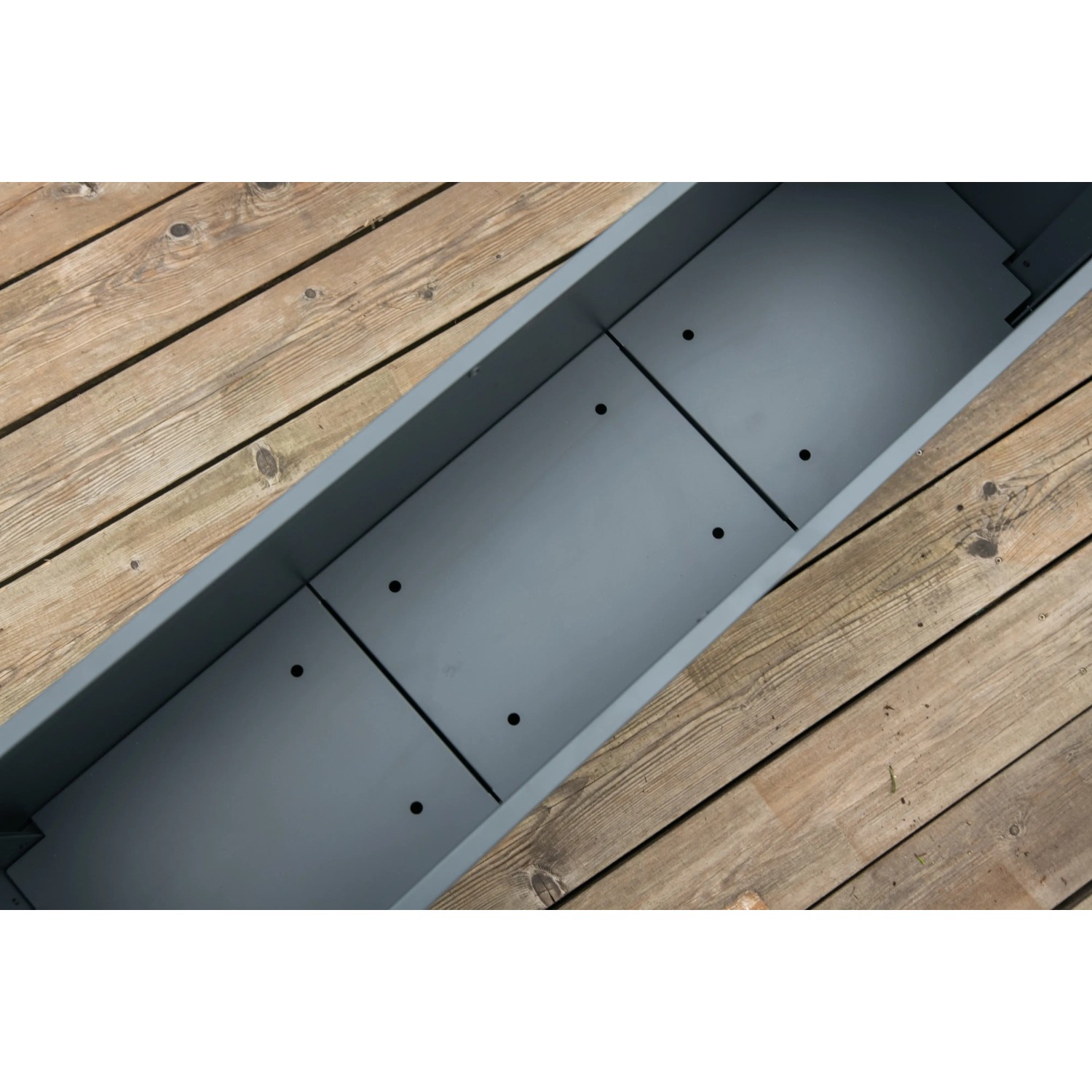 Innenansicht des anthrazitfarbenen Westmann Pflanzkübel Talus XL aus Metall mit Zwischenboden.