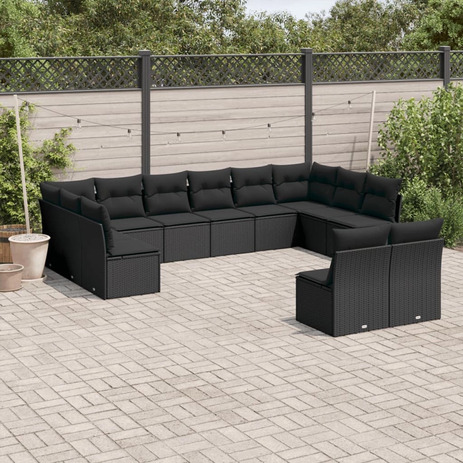 Schwarze 12-tlg. vidaXL Garten-Sofagarnitur aus Poly Rattan mit Kissen auf einer Terrasse.