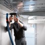 Handwerker bohrt mit Bosch Professional Bohrhammeraufsatz GFA 12-H FlexiClick in Decke.
