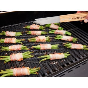 Jamestown Grillmatten-Set mit Grillgut auf dem Rost. Antihaftbeschichtung für schonendes Grillen.