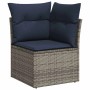 Graues Ecksofa aus Polyrattan mit blauen Kissen, Teil der vidaXL Garten-Sofagarnitur.