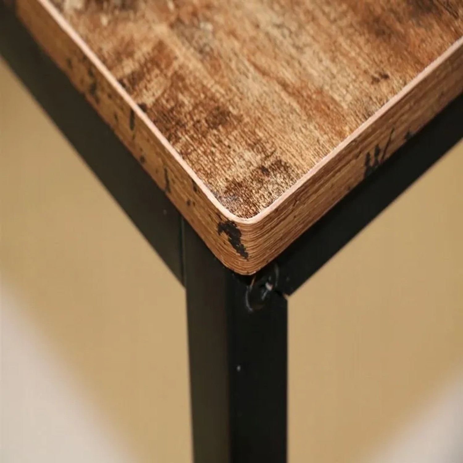 Rebiko Industrie-Schreibtisch: Detail der rustikalen Holzoptik-Platte mit abgerundeten Kanten auf schwarzem Metallgestell.