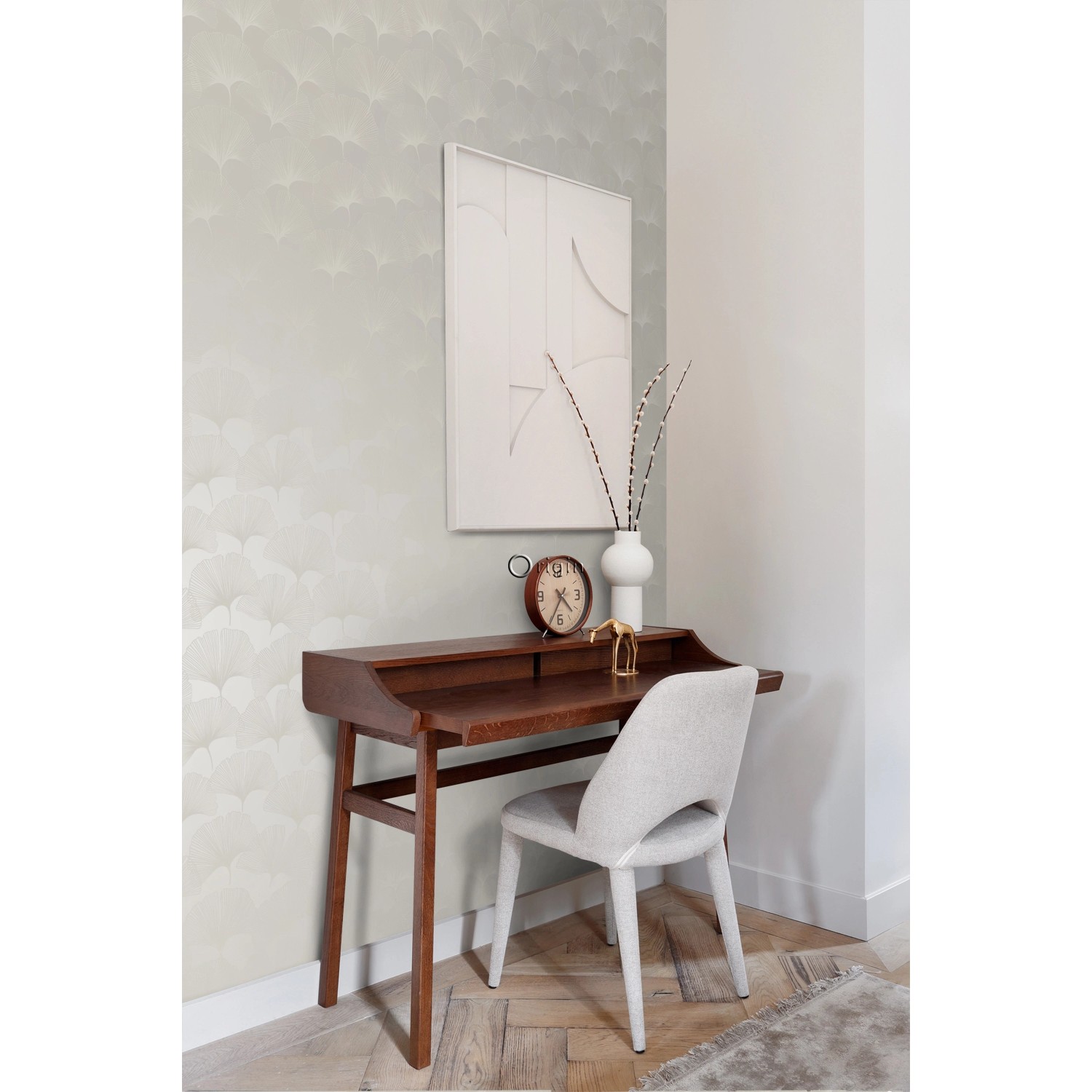 Warmgraue Ginkgo Vliestapete von Origin Wallcoverings im stilvollen Arbeitszimmer.