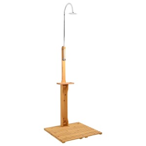 Freistehende Gartendusche aus hellem Holz mit Edelstahl-Duschkopf und Lattenrost-Sockel für den Garten.
