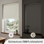 Beiges Sekey Seitenzugrollo zur Verdunkelung am Fenster, mit und ohne Lichteinfall.