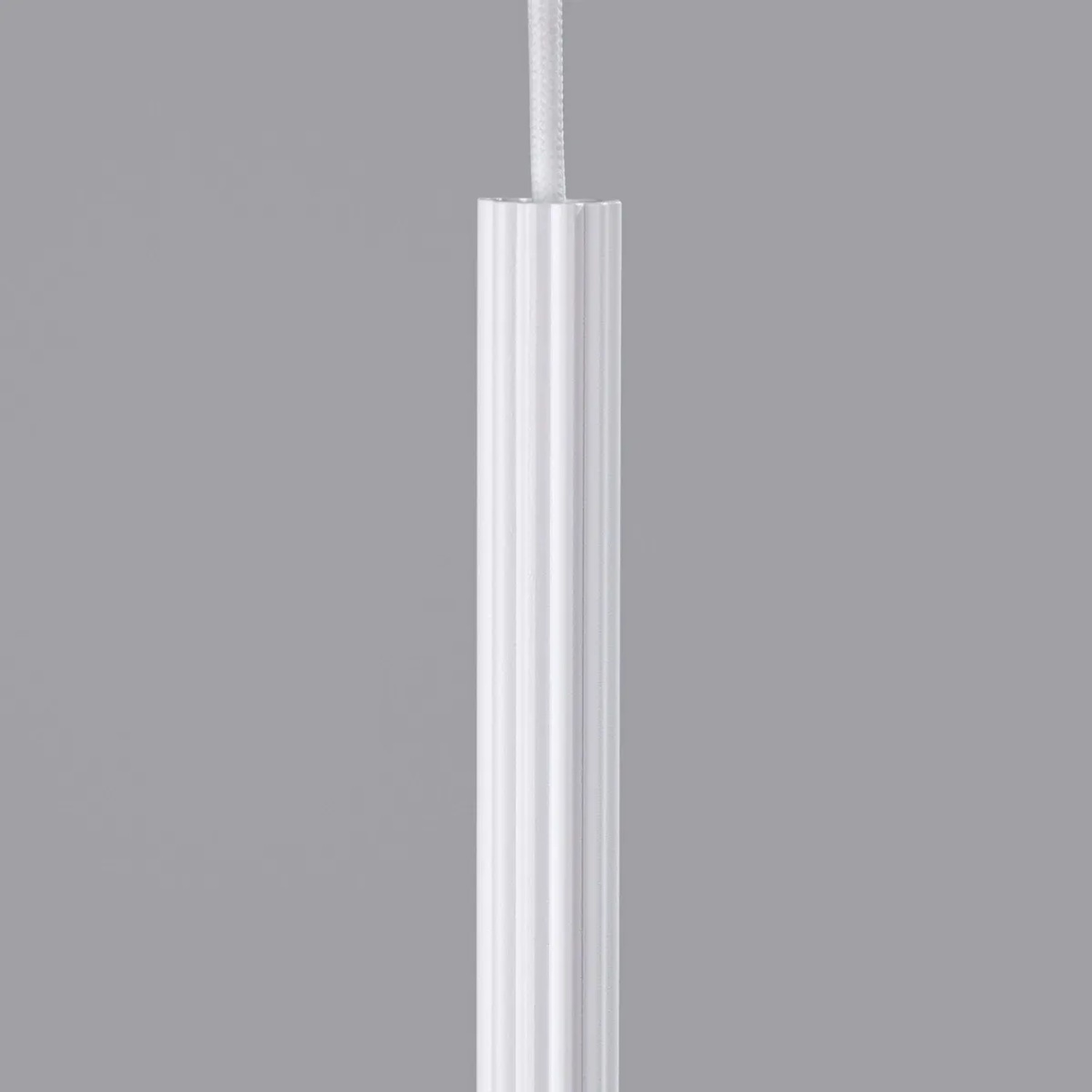 Weiße Sollux Arche Pendelleuchte: Moderne Hängelampe mit gerippter Oberfläche.