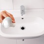 Abfluss-Fee Waschbeckenstöpsel Weiß-Chrom über einem weißen Waschbecken.