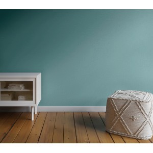 Wand in Lagunentürkis (CREATE! by OBI Lieblingsfarben). Möbel und Deko im Raum.