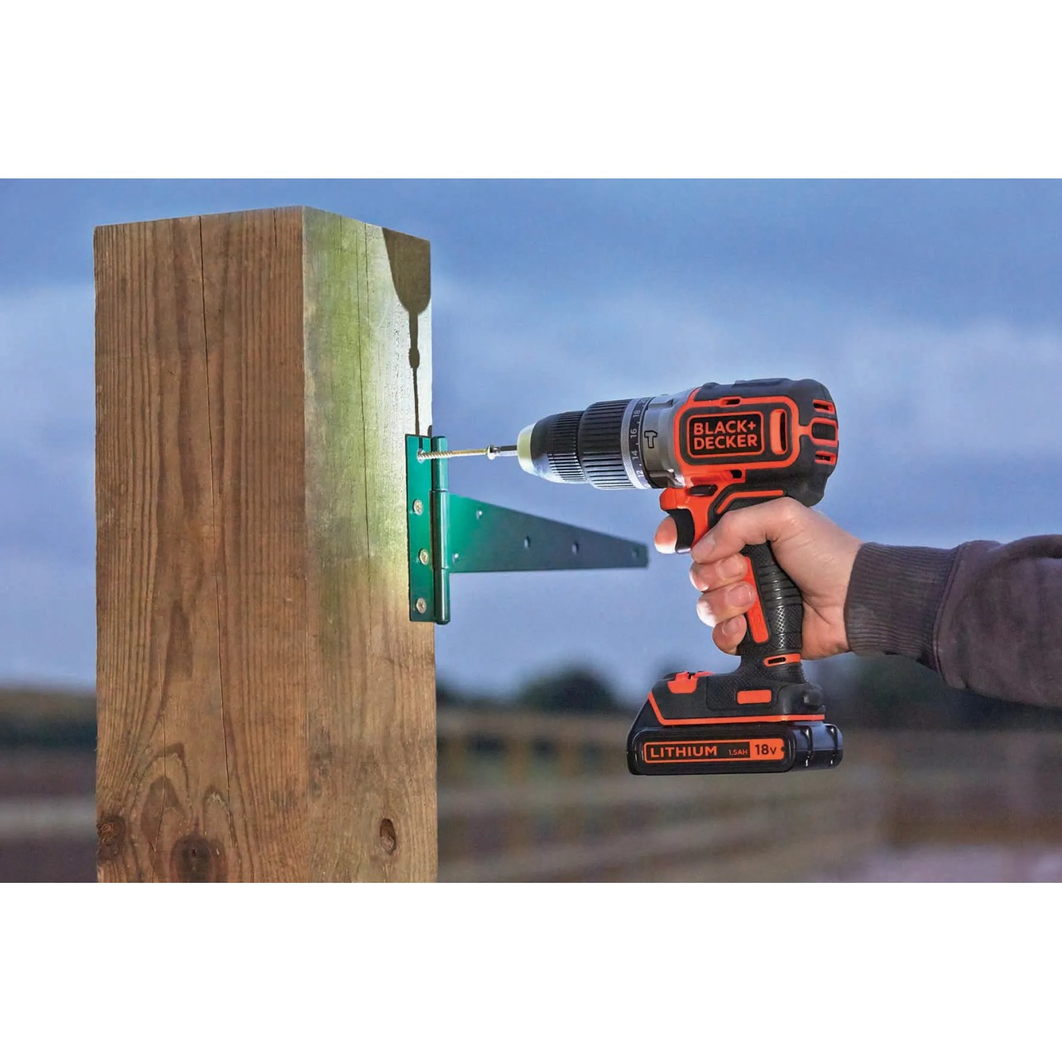 Black+Decker Akku-Schlagbohrschrauber BL188N beim Schrauben in Holz.