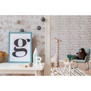Beige Vliestapete Boutique Safari mit Metallic-Tieren im Kinderzimmer.