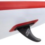 Detailaufnahme der Finne am Bestway SUP Fast Touring Board, rot-weiß.