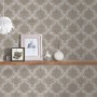 Beige-graue Barock Vliestapete mit Textil-Ornament im Wohnzimmer. Elegante Dekorative Tapete.