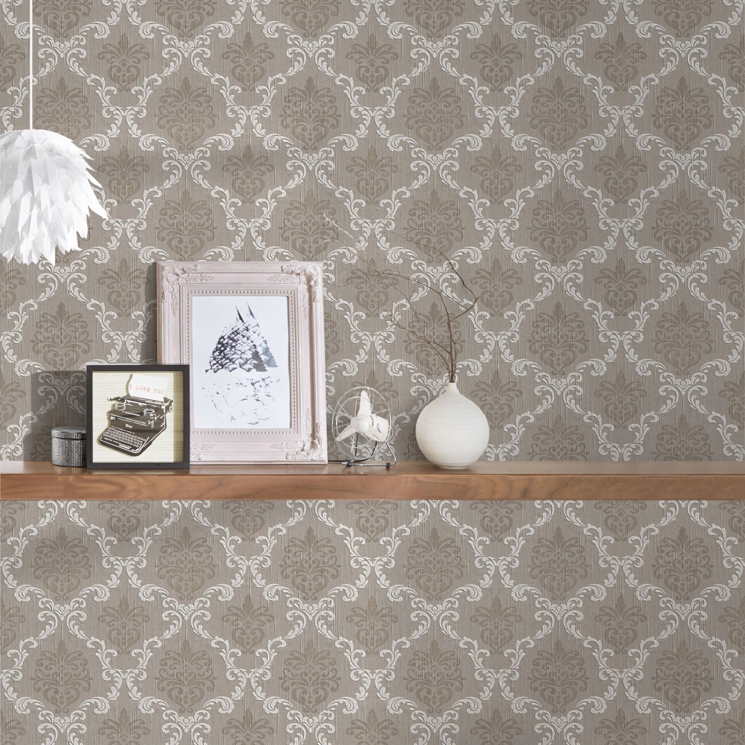 Beige-graue Barock Vliestapete mit Textil-Ornament im Wohnzimmer. Elegante Dekorative Tapete.