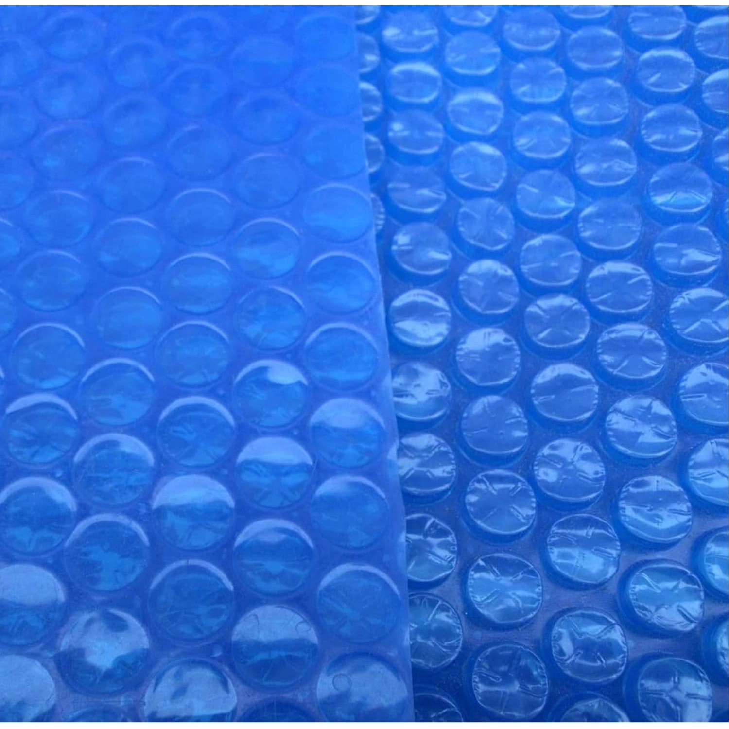 Blaue poolomio Solarplane 400 my für Rundpool Ø 360 cm, Nahaufnahme der Luftpolster.