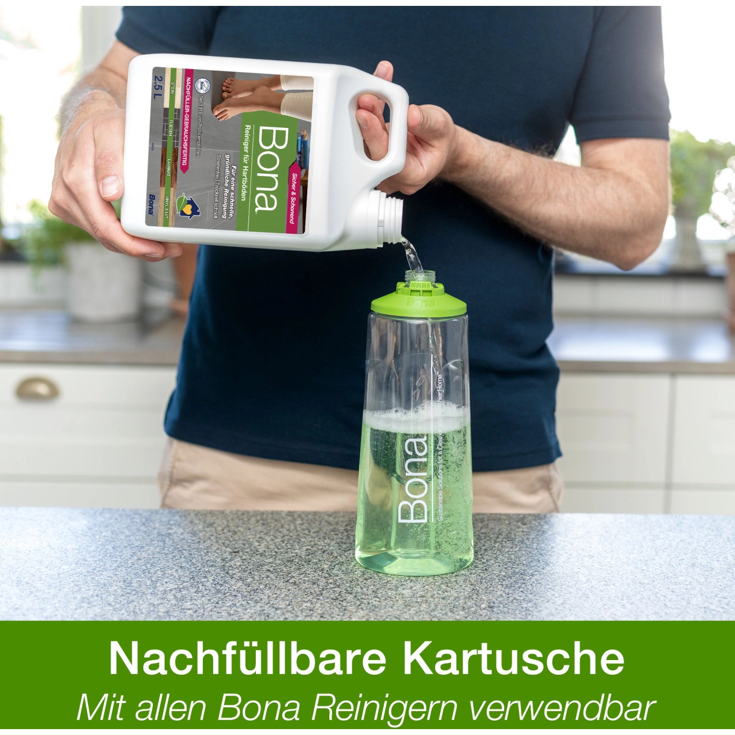 Bona Stein-, Fliesen-, Laminatreiniger Nachfüllkanister beim Befüllen einer Kartusche.