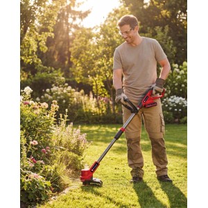 Mann trimmt Rasenkanten mit rotem Einhell Akku-Rasentrimmer im sonnigen Garten. Ideal für präzise Rasenpflege.