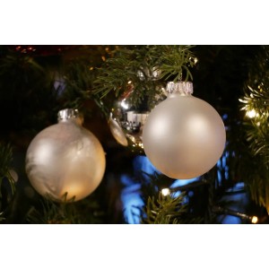 12-tlg. Set silberne Weihnachtskugeln (5 cm) von Krebs Glas Lauscha am Weihnachtsbaum.