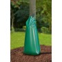 Grüner 100 l Tropfbewässerungssack am Baumstamm für Micro-Drip-Systeme.