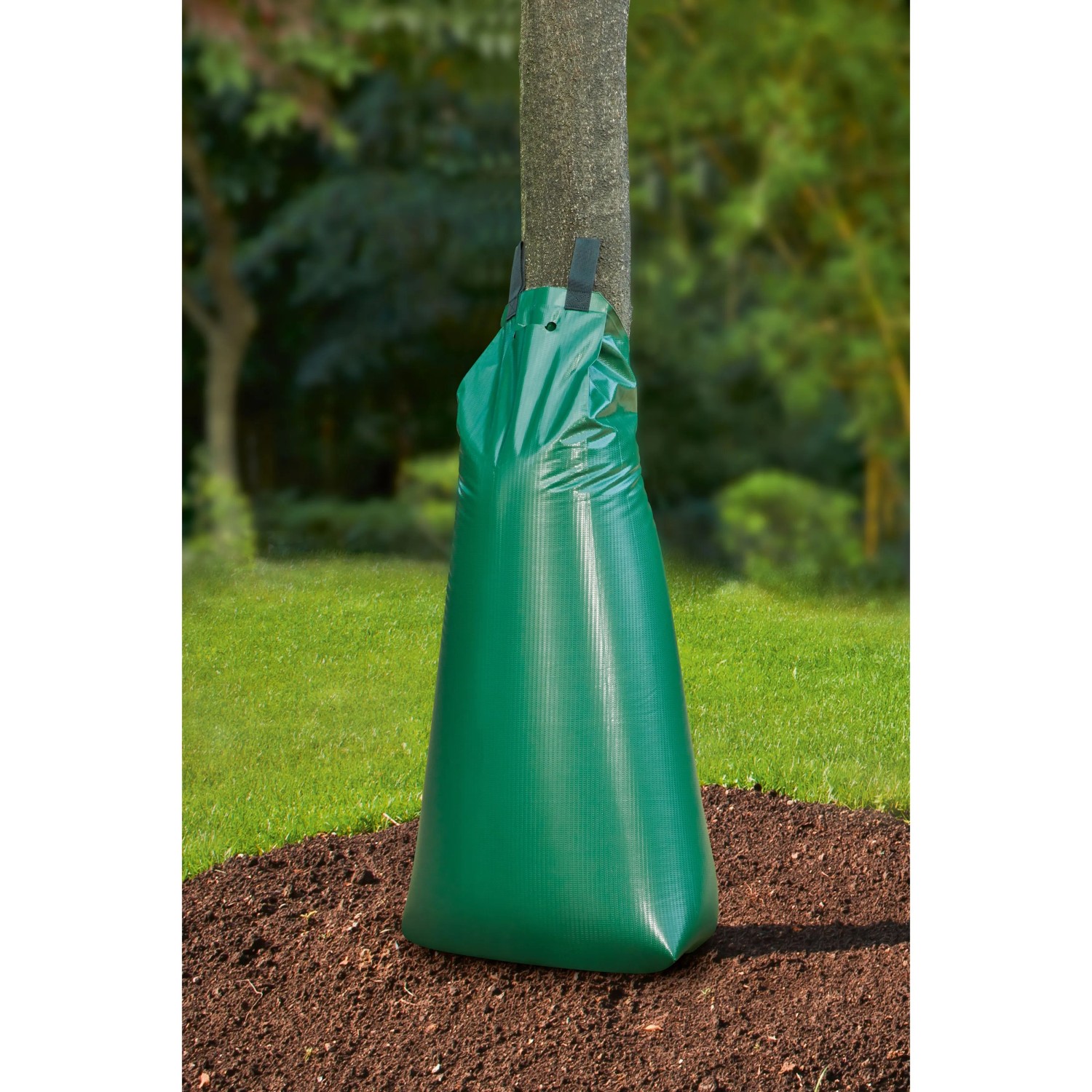 Grüner 100 l Tropfbewässerungssack am Baumstamm für Micro-Drip-Systeme.