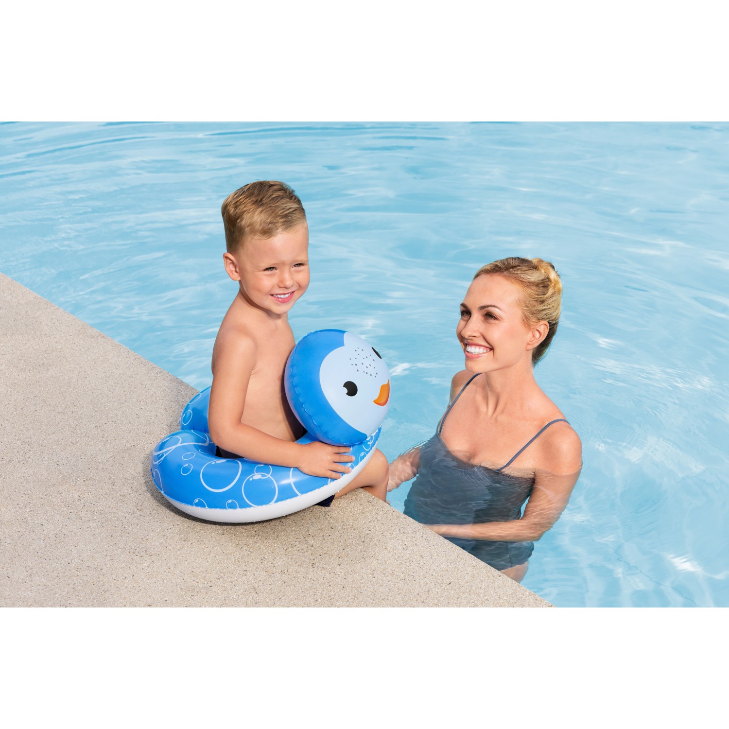 Kind mit blauem Bestway Schwimmring (Pinguin) im Pool, ab 2 Jahren.