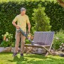 Mann reinigt Holzbank mit Gardena Akku-Multi-Reiniger AquaBrush Patio. Inkl. Akku.