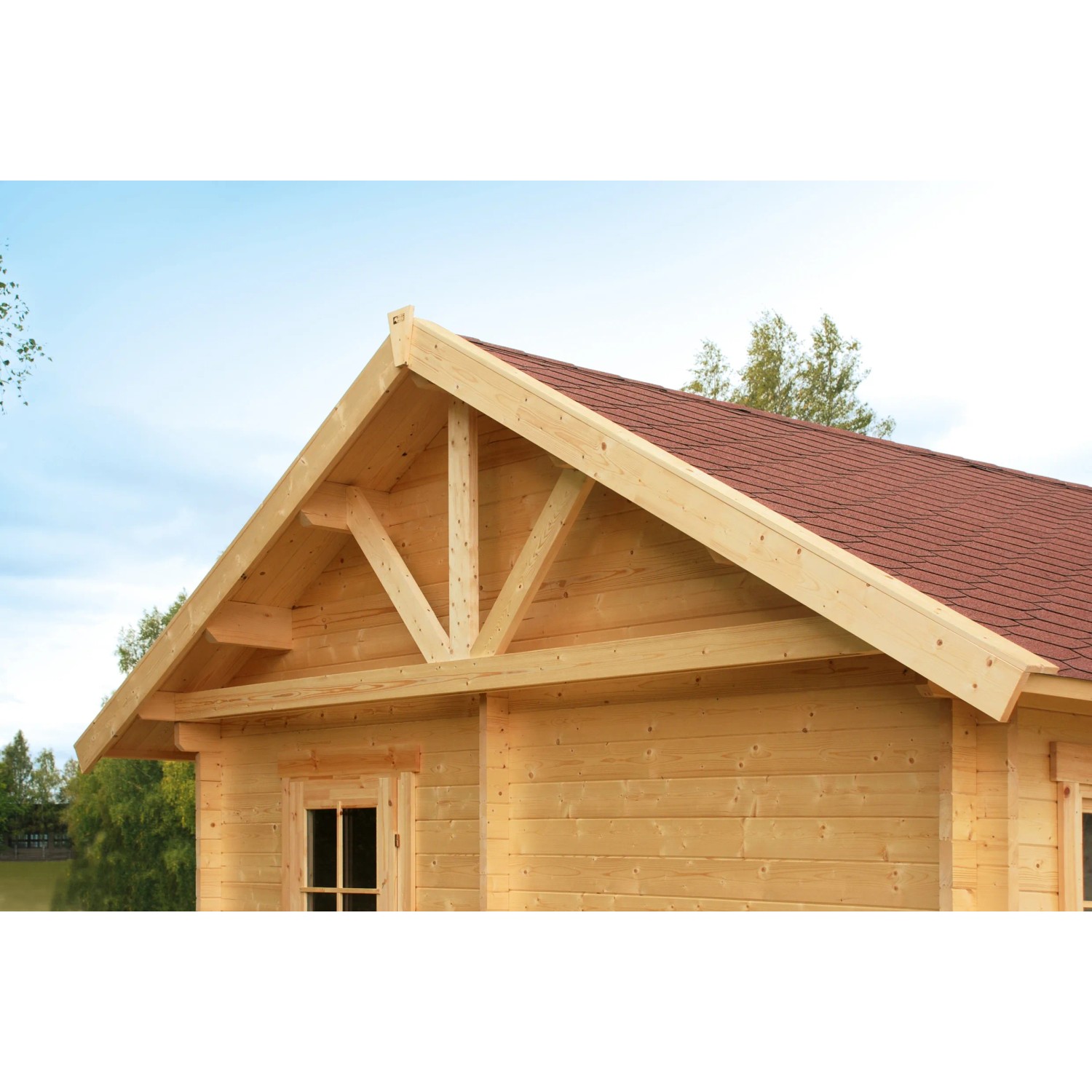 Detailansicht des Skan Holz Gartenhaus Bern 2 mit Dachlattung und rotem Dach.