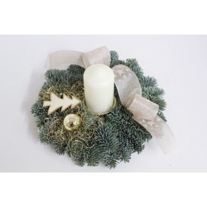 Adventsgesteck Nobilis Creme mit Kerze, Schleife, Tanne und Baumschmuck.
