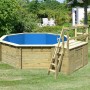 Karibu Holzpool Set mit Sonnenterrasse, Leiter und Filteranlage im Garten.