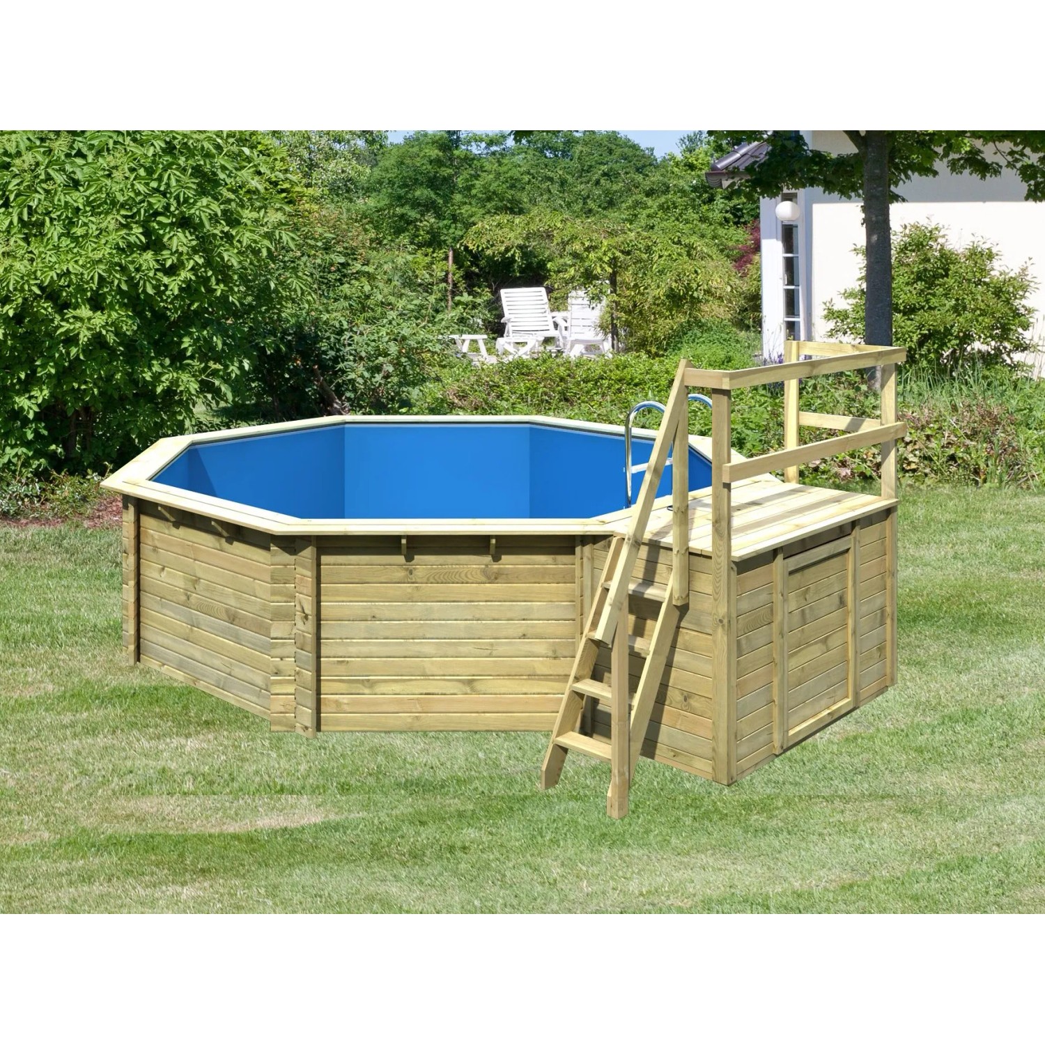 Karibu Holzpool Set mit Sonnenterrasse, Leiter und Filteranlage im Garten.