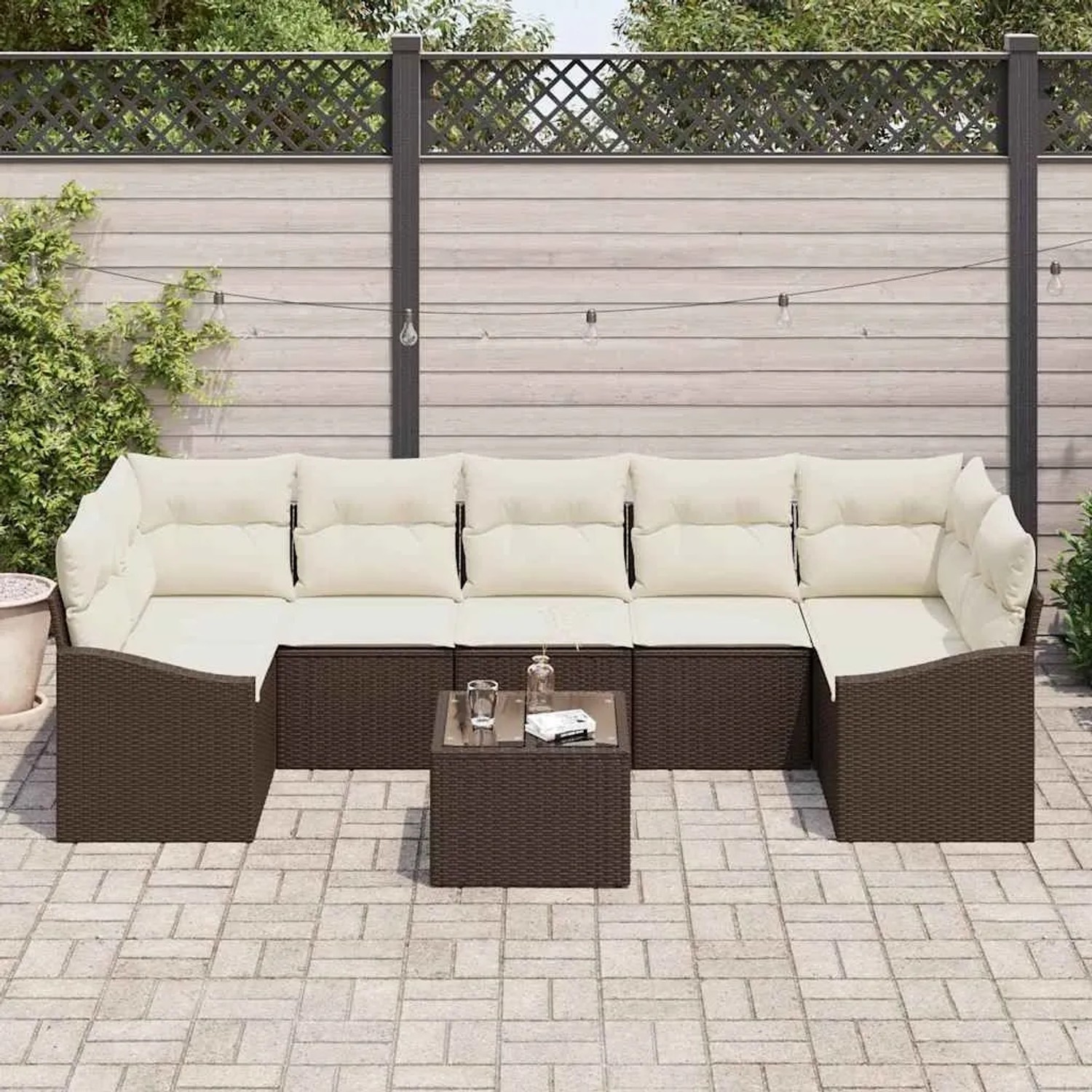 Braunes vidaXL Gartenmöbel-Set aus Polyrattan mit cremefarbenen Kissen, bestehend aus Sofa und Tisch.