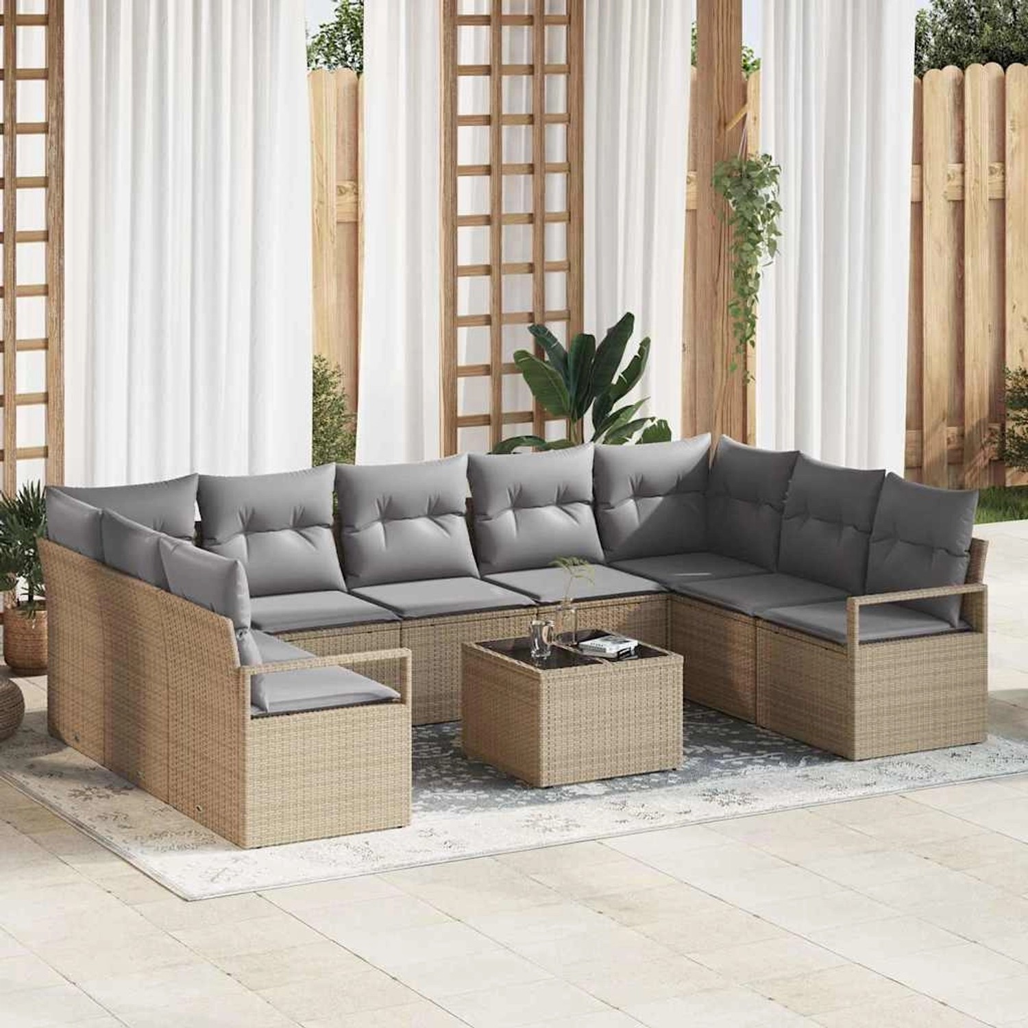 Beiges 10-tlg. vidaXL Garten-Sofa-Set aus Poly Rattan mit Tisch und grauen Kissen.