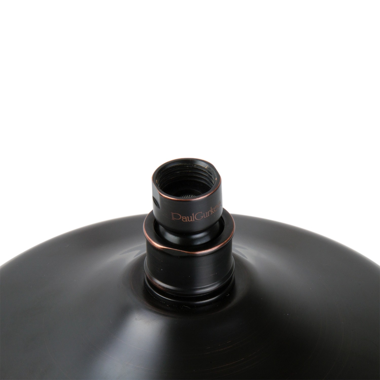 Detailaufnahme: Schwarze PaulGurkes Regendusche im Retro-Design, Teil eines Brausesets.