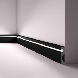 Schwarze NOEL & MARQUET Sockelleiste IL11 mit indirekter Beleuchtung an einer Wand.