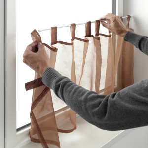 Gardinia Klemmstange, weiß, 45-65cm, 2er-Pack. Montage einer braunen Scheibengardine am Fenster.