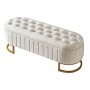 Beige Samt Sitzbank 120x40cm mit Stauraum, getufteter Oberfläche, vertikalen Ziernähten und goldenen Metallbeinen.