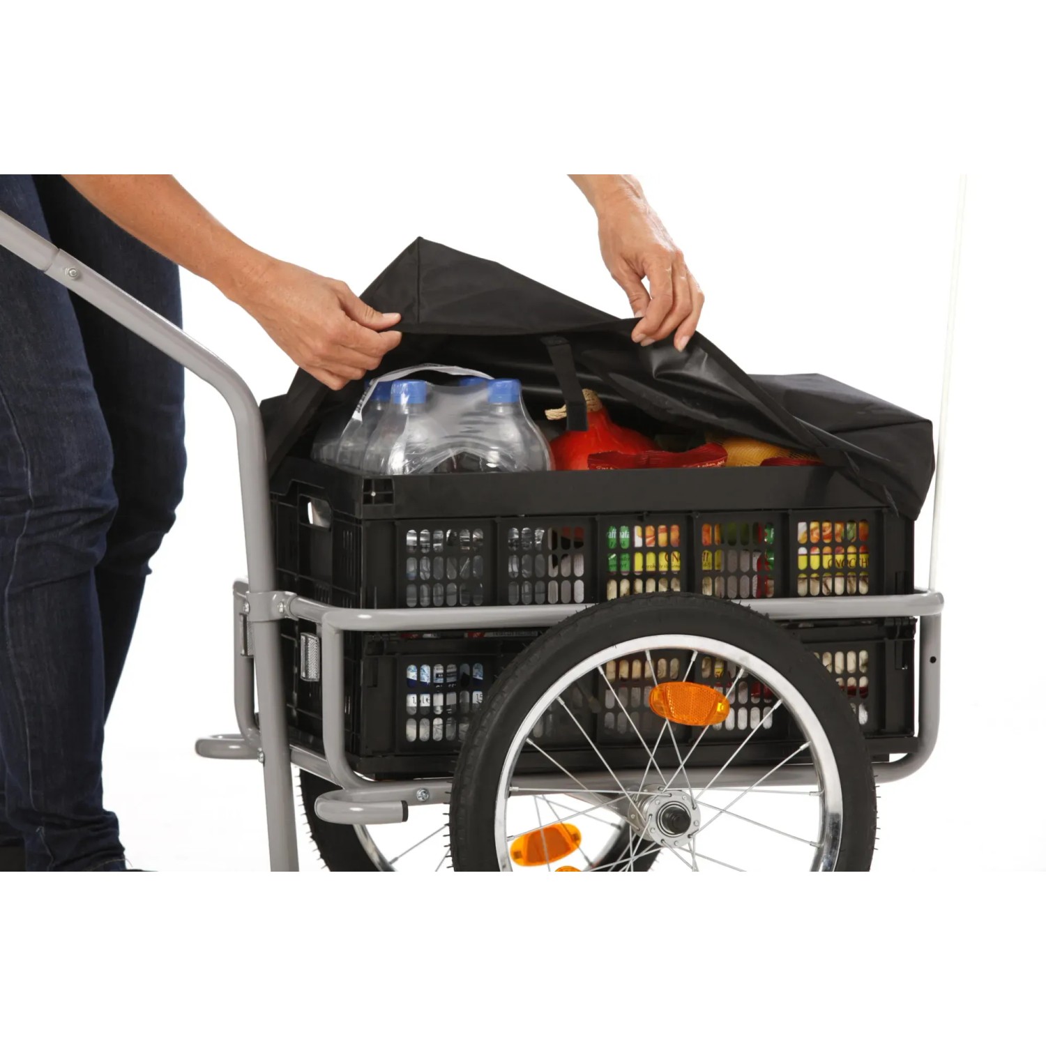 Fischer Lastenanhänger Profi Plus III, schwarz, mit beladener Klappbox und Abdeckung.