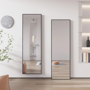 Rechteckiger Aica Ganzkörperspiegel mit schwarzem Aluminiumrahmen, stehend im modernen Wohnraum. Ideal als Stand- oder Hängespiegel.