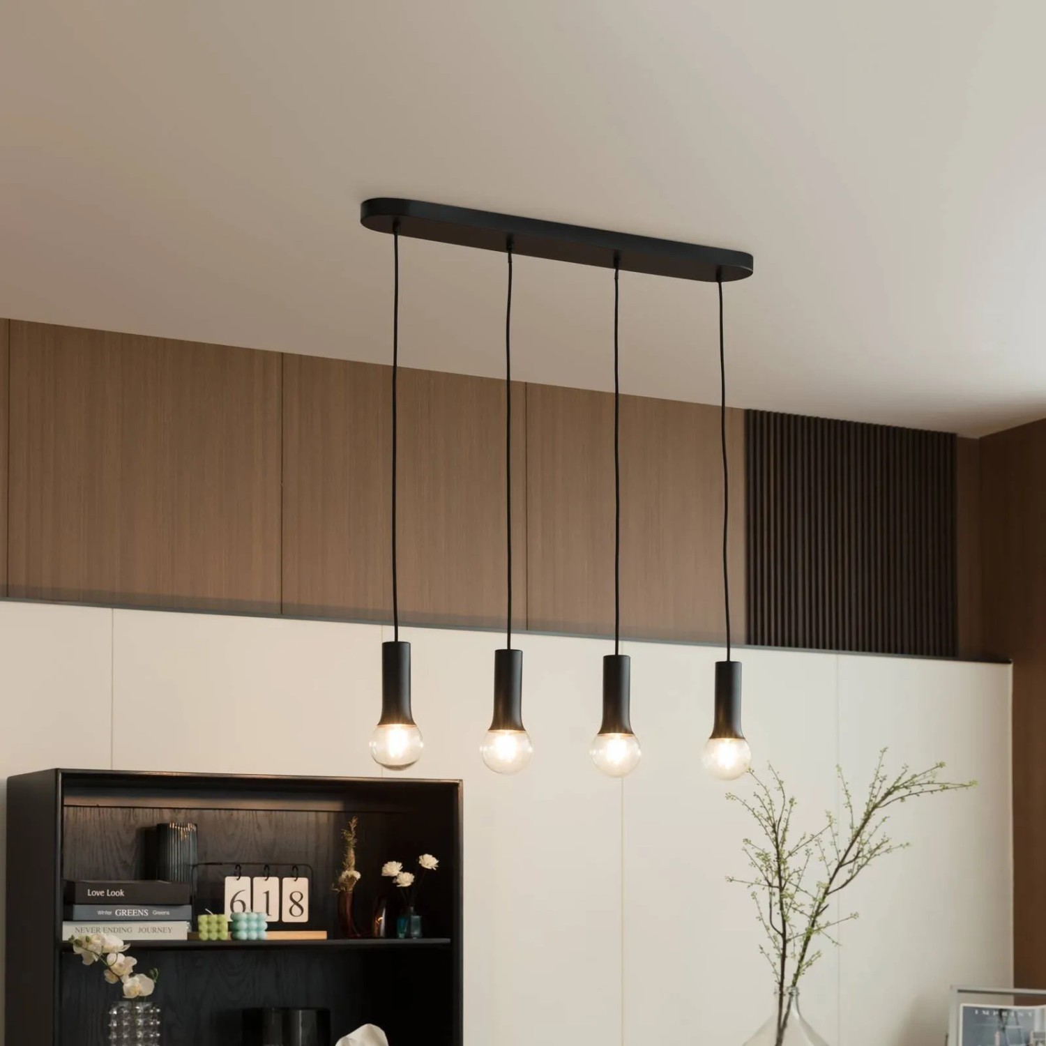 Moderne, schwarze Lindby Pendelleuchte Fipas, 4-flammig, für Wohn- und Esszimmer.