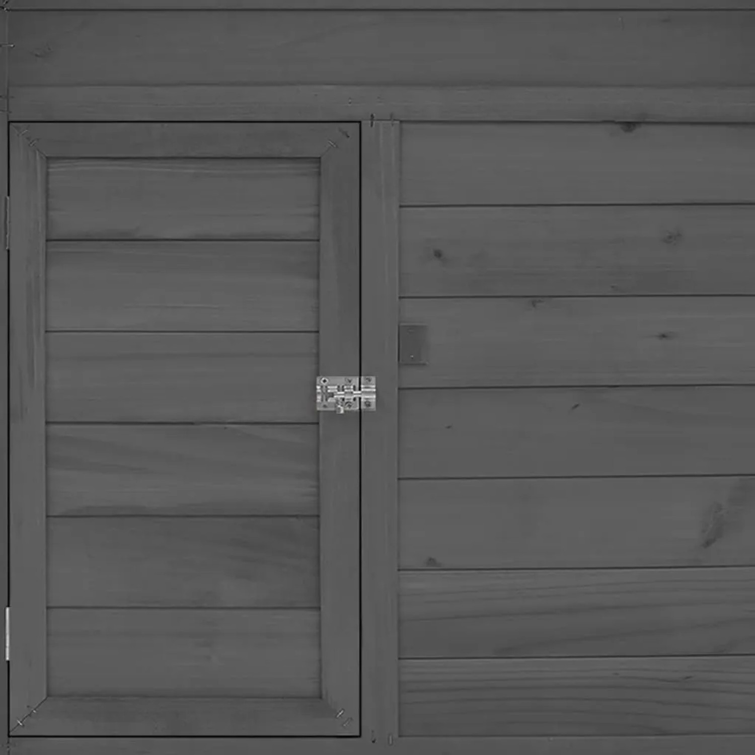 Detailansicht: Grauer Hühnerstall aus Tannenholz mit Tür und Riegel.