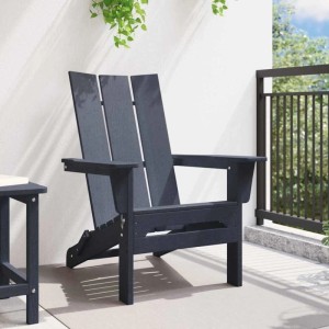 Marineblauer, klappbarer Adirondack-Stuhl aus robustem HDPE auf einer Terrasse. Ideal als Gartenstuhl mit breiten Armlehnen.