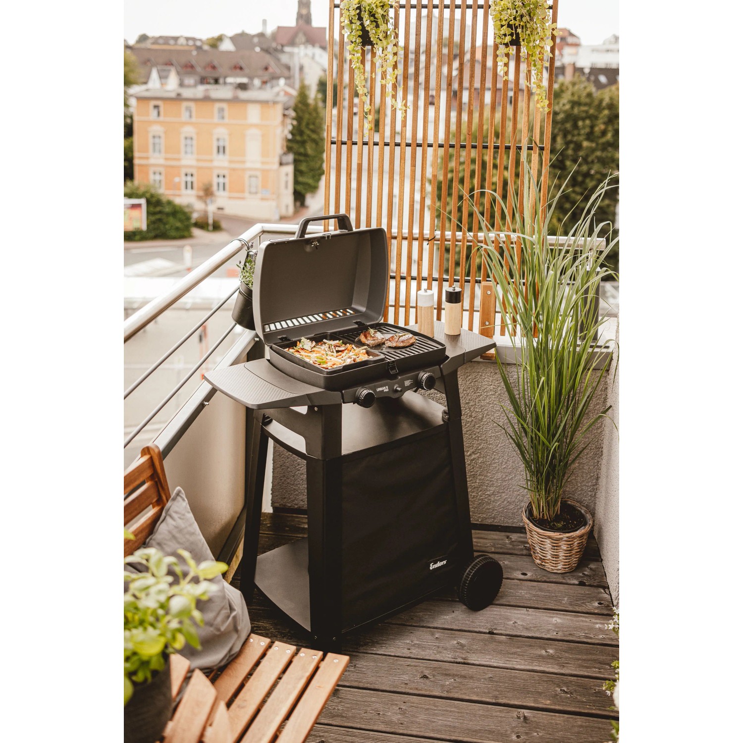 Enders Trolley für Gasgrill Urban II, mit Ablage und Rädern für einfachen Transport.