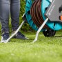 Gardena CleverRoll M Easy Schlauchwagen-Set mit 20m Schlauch auf Rasen.