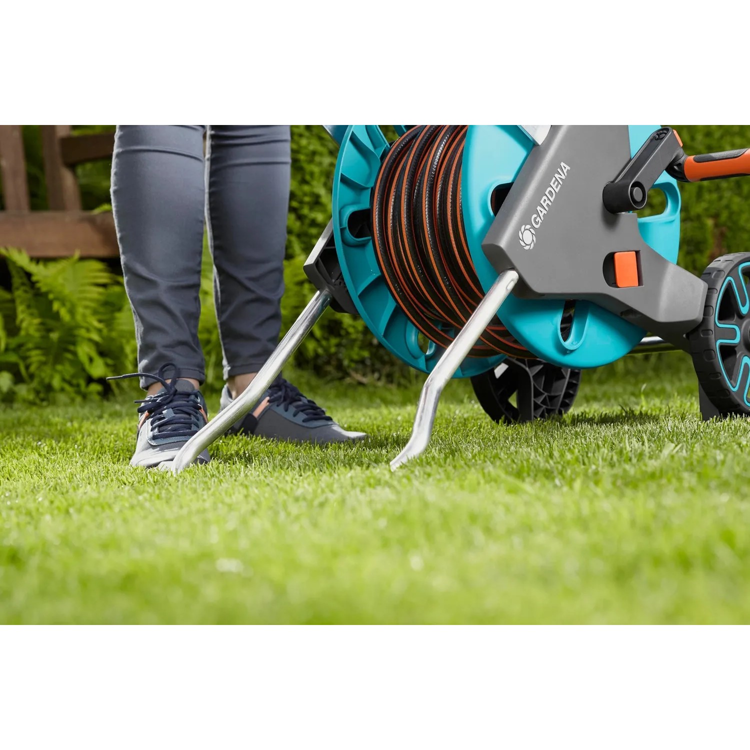 Gardena CleverRoll M Easy Schlauchwagen-Set mit 20m Schlauch auf Rasen.