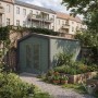 Grau-grünes Weka Gartenhaus Killarney mit Lamellentür im Garten.